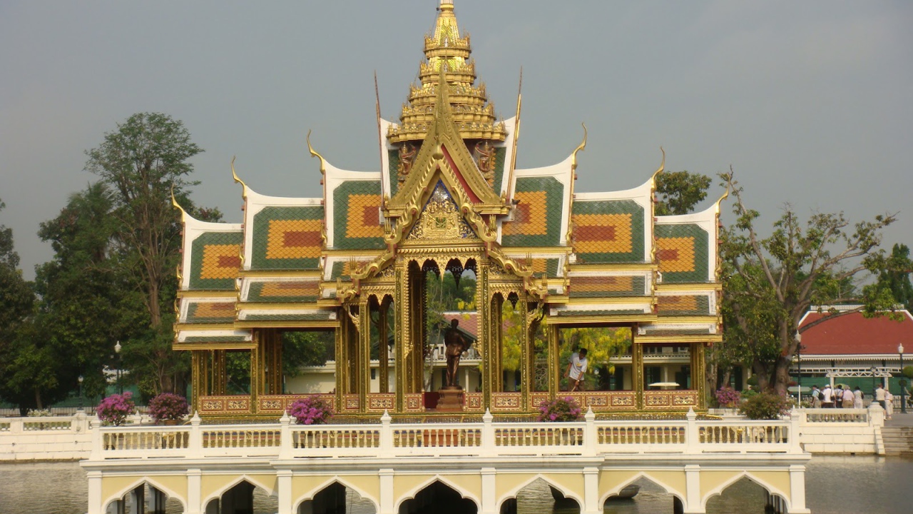 Храм на воде на курорте Аютайя, Таиланд