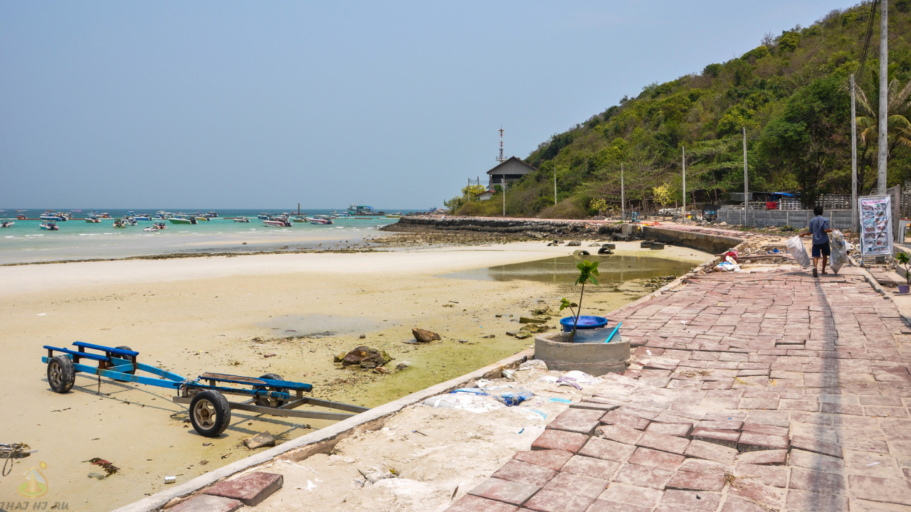 Tonglang beach in the resort island of Koh Larn, Thailand