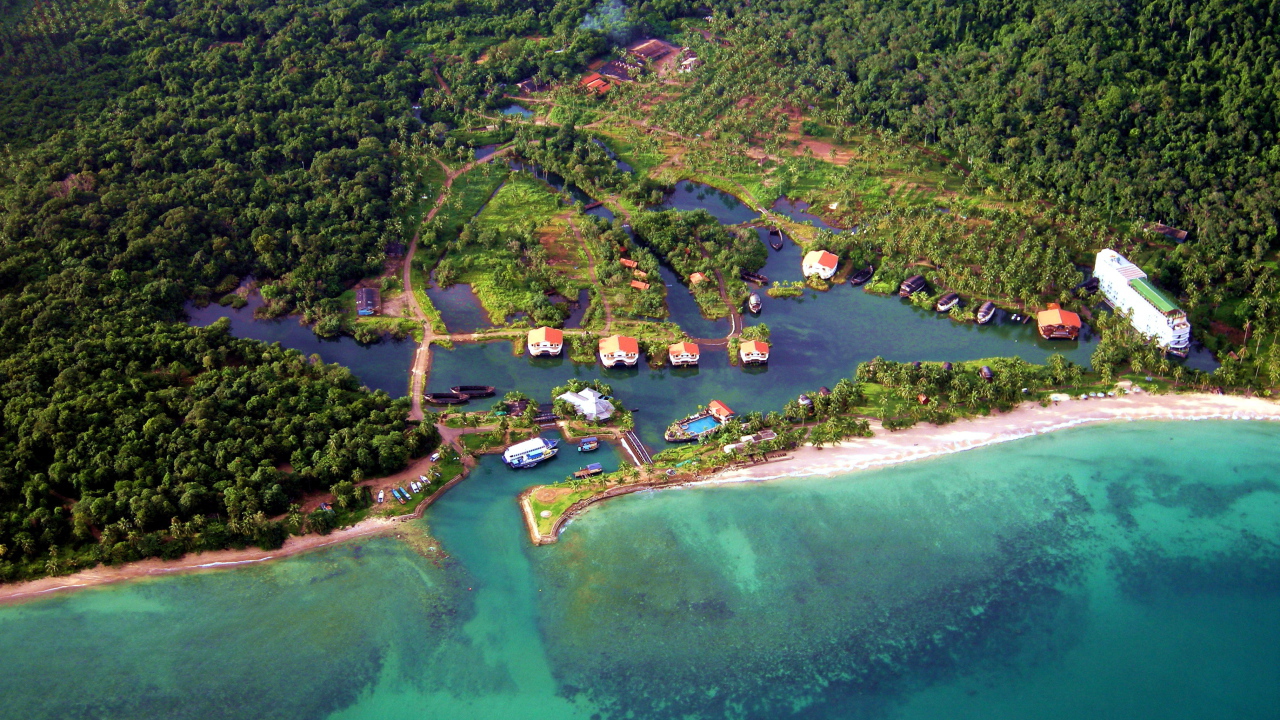 Панорама курорта на острове Чанг, Таиланд