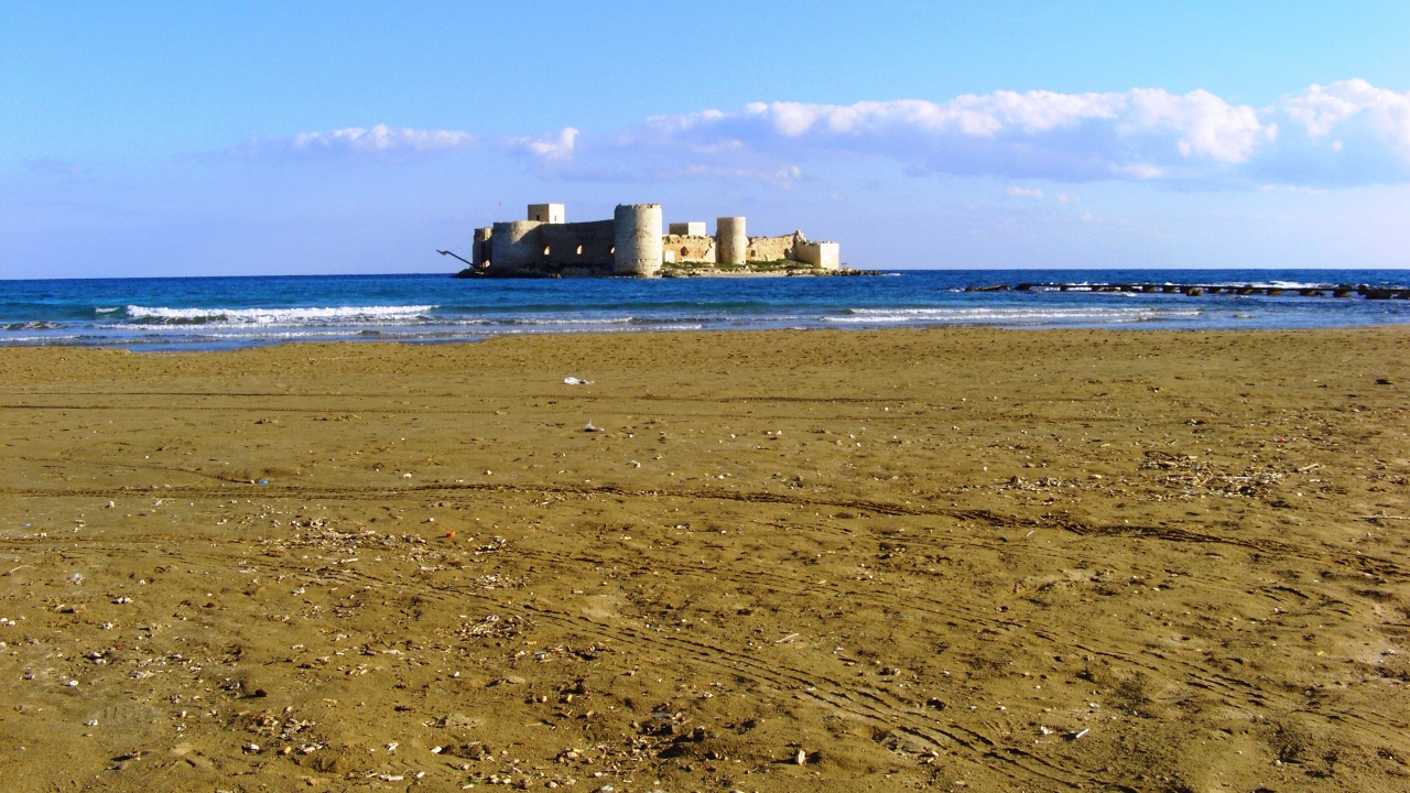 Старинный форт у побережья в Мерсине, Турция