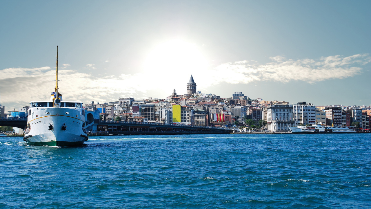 Корабль в заливе в Стамбуле