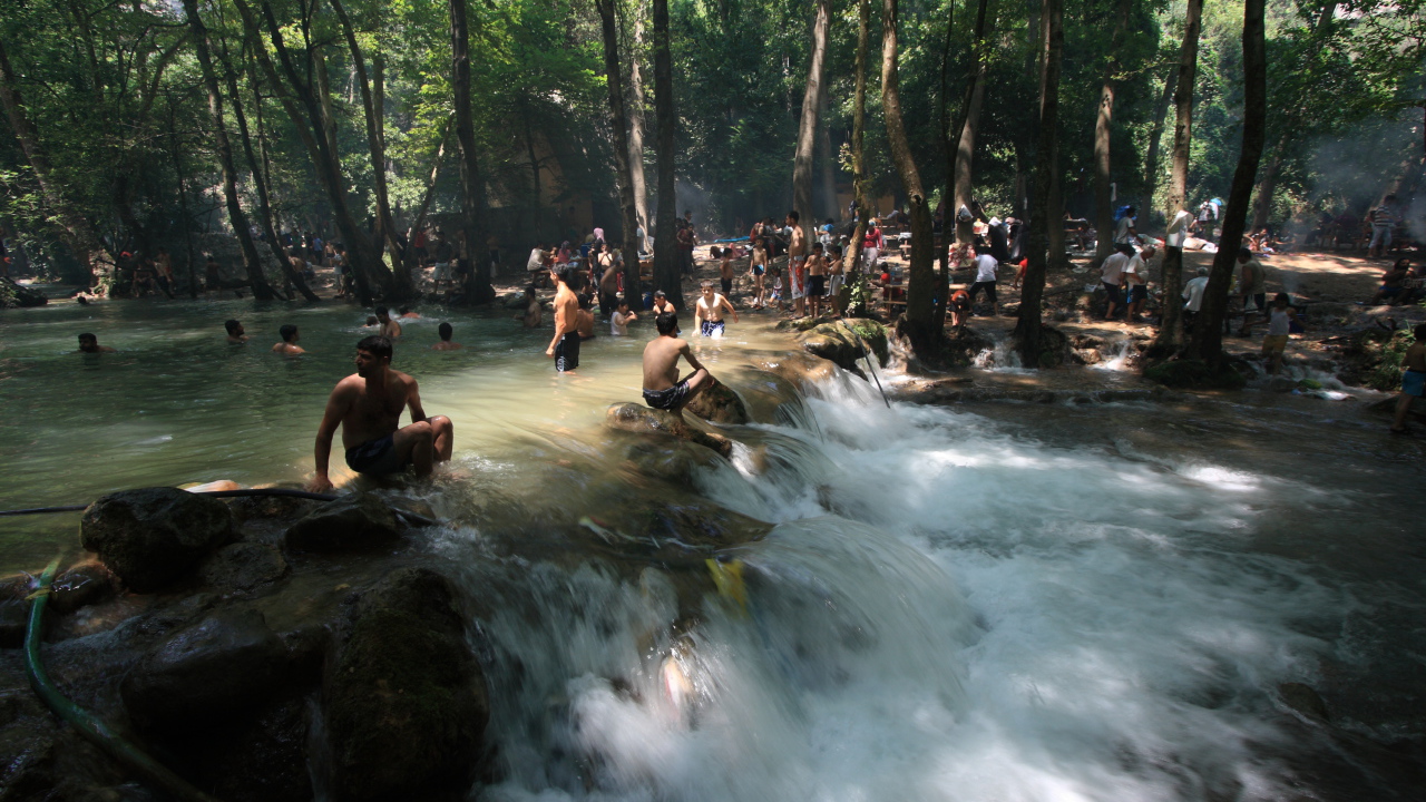 Водопад в парке в Мерсине, Турция