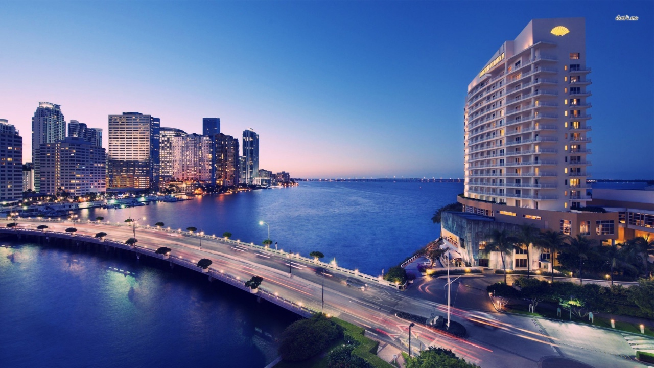 Освещенный мост в Майами