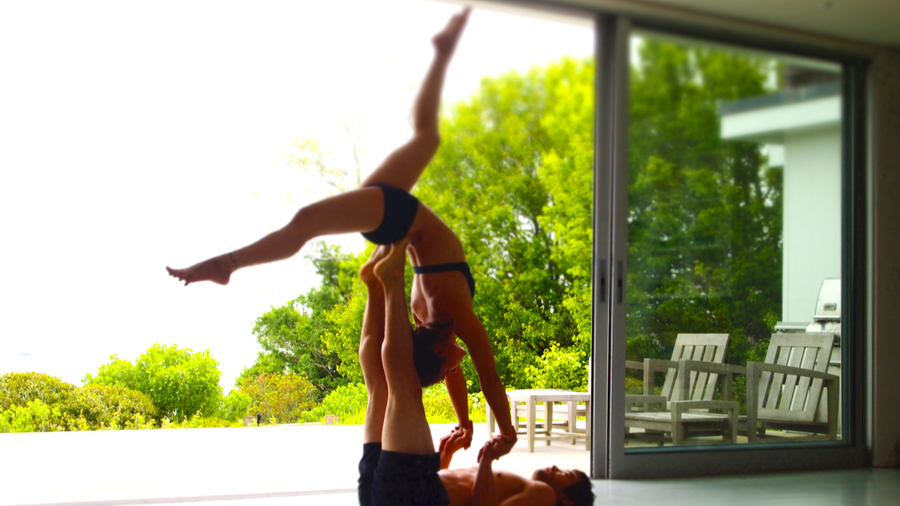 Пара заниматься йогой