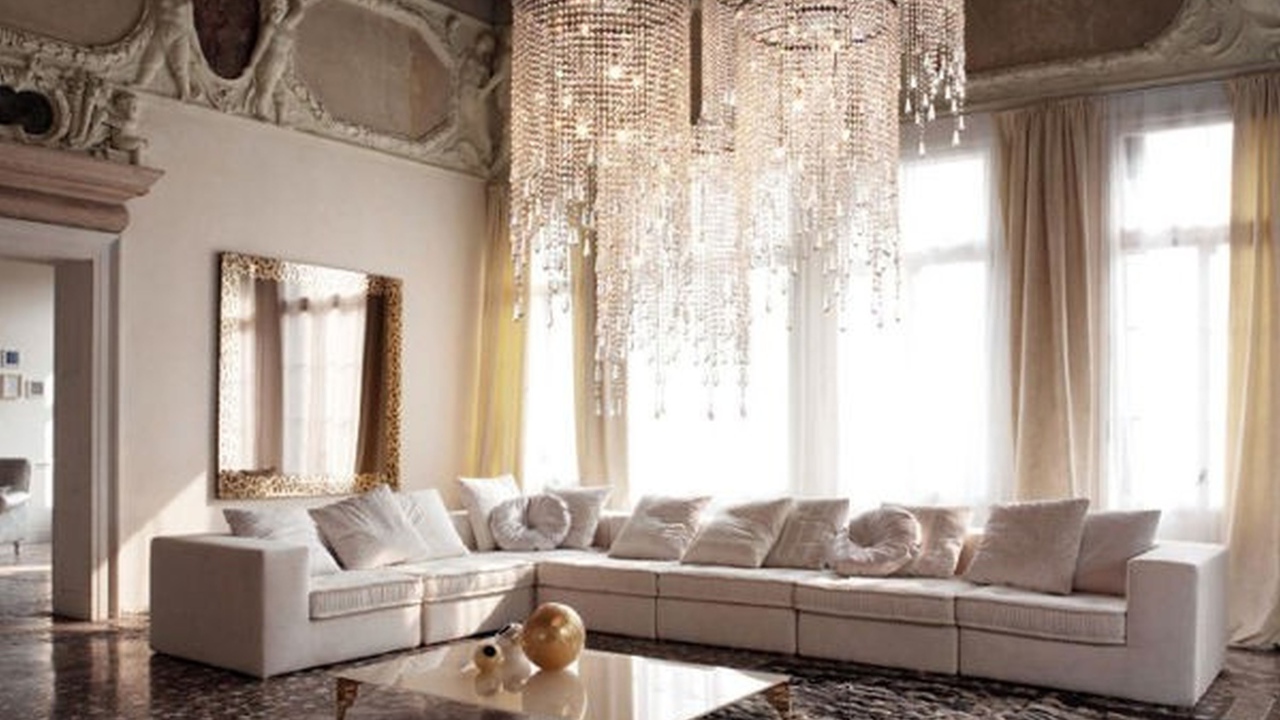 Большая люстра в гостиной