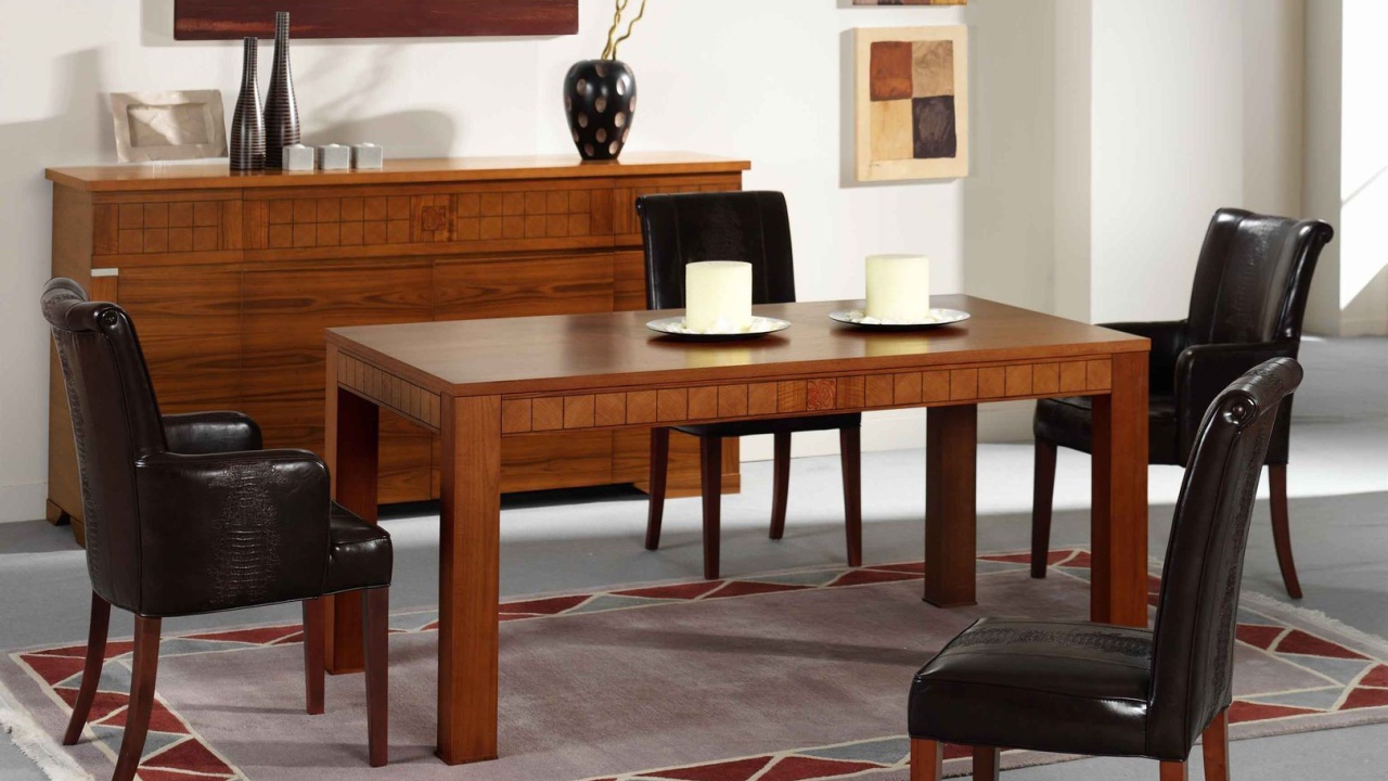 Небольшой стол в столовой