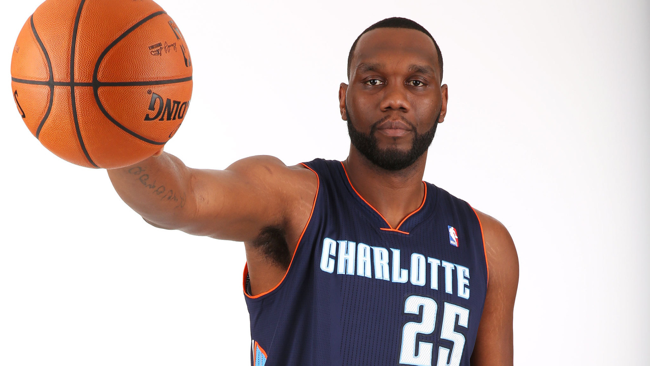 Эл Джефферсон с баскетбольным мячом