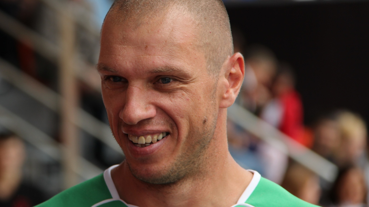 Александр Филимонов вратарь клуба Арсенал Тула на фоне трибун