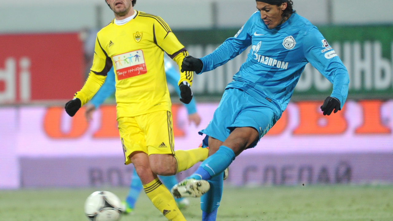 Расим Тагирбеков защитник Анжи на поле