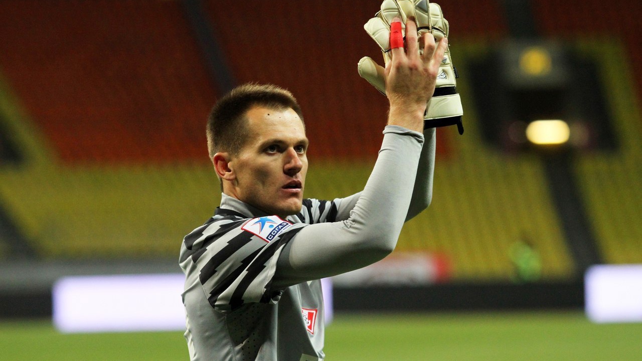 Артем Ребров вратарь Спартака на фоне трибун