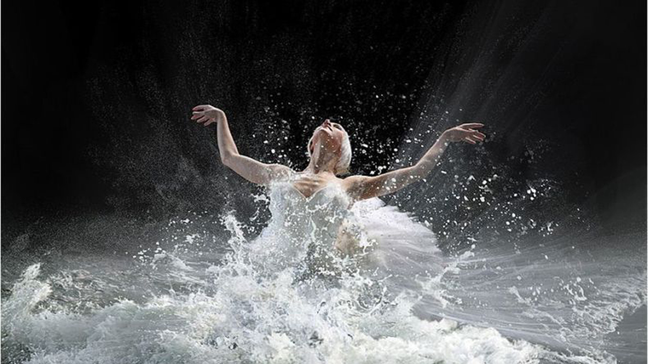 Балерина танцует в воде