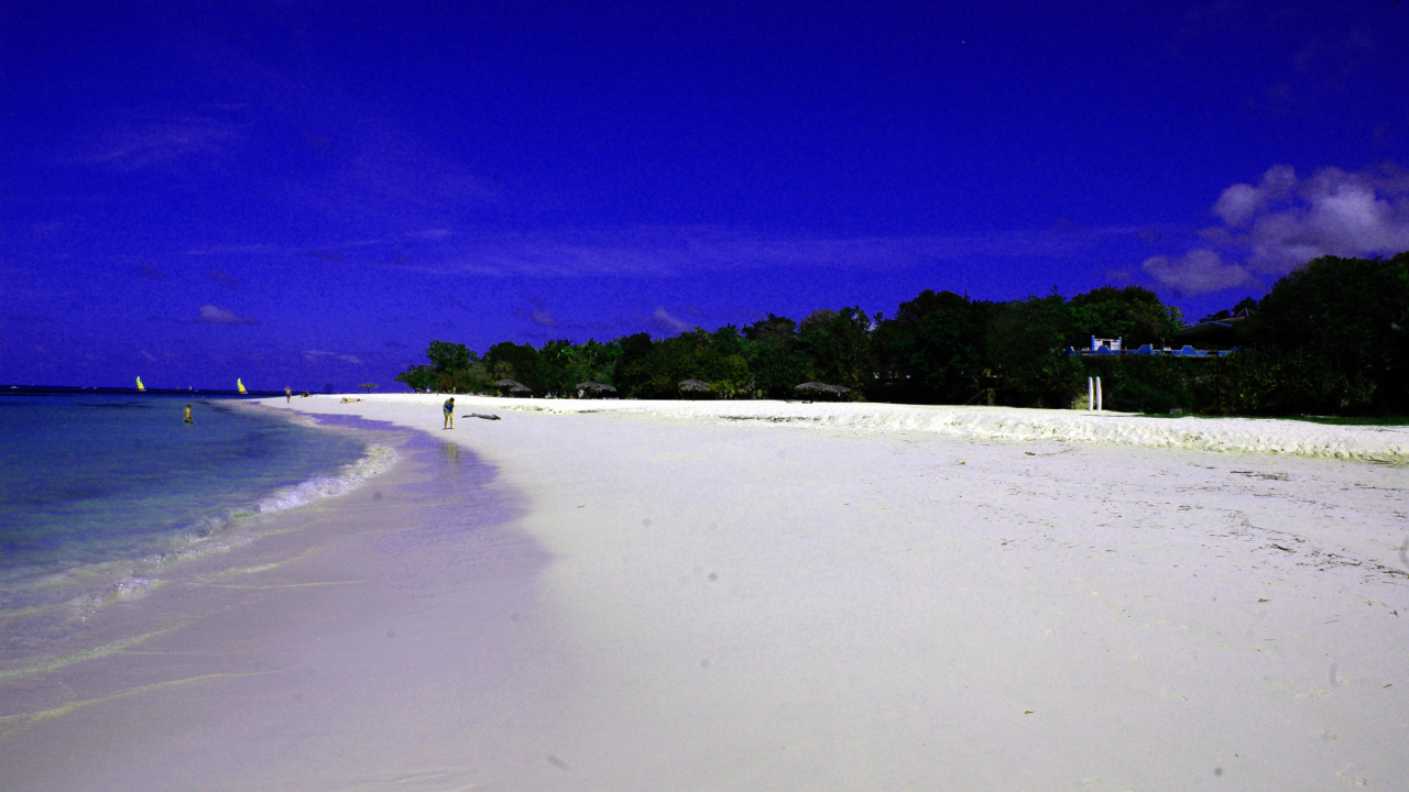 Пляж на курорте Гуардалавака, Куба