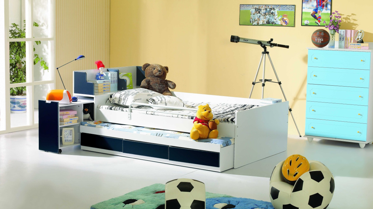 Кровать и игрушки в детской комнате