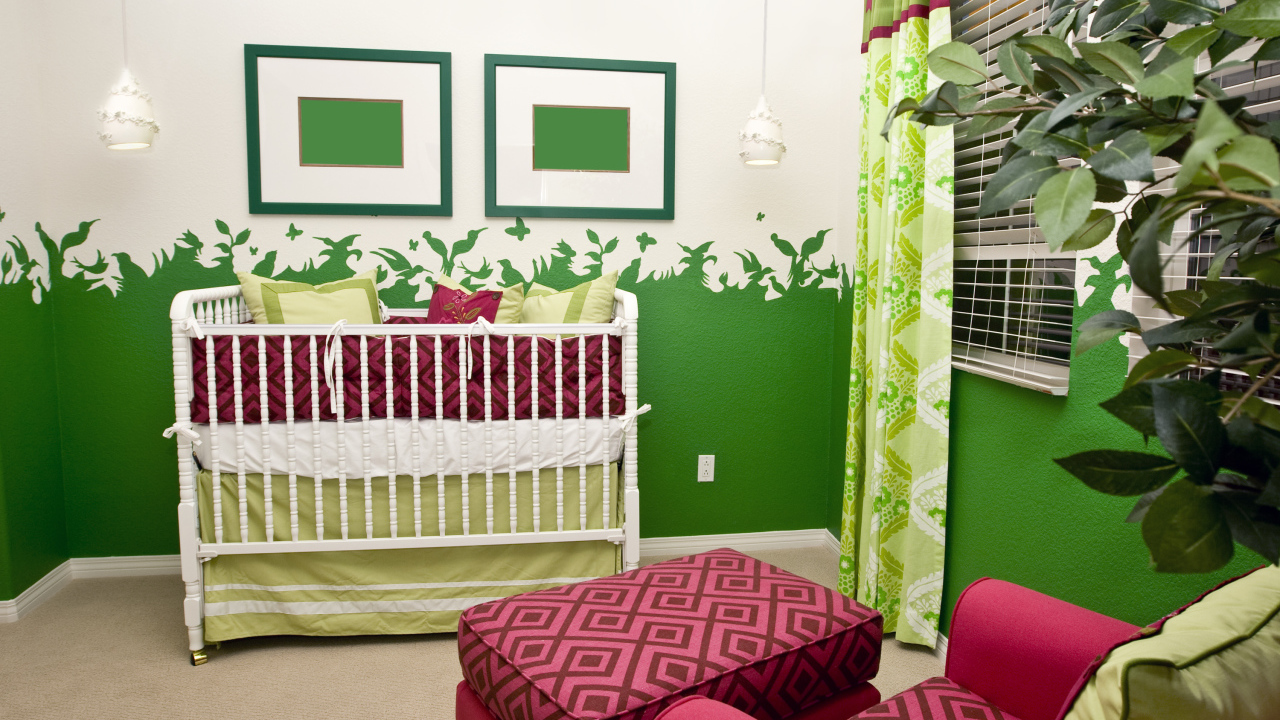 Кровать для малыша и кресло для мамы в детской