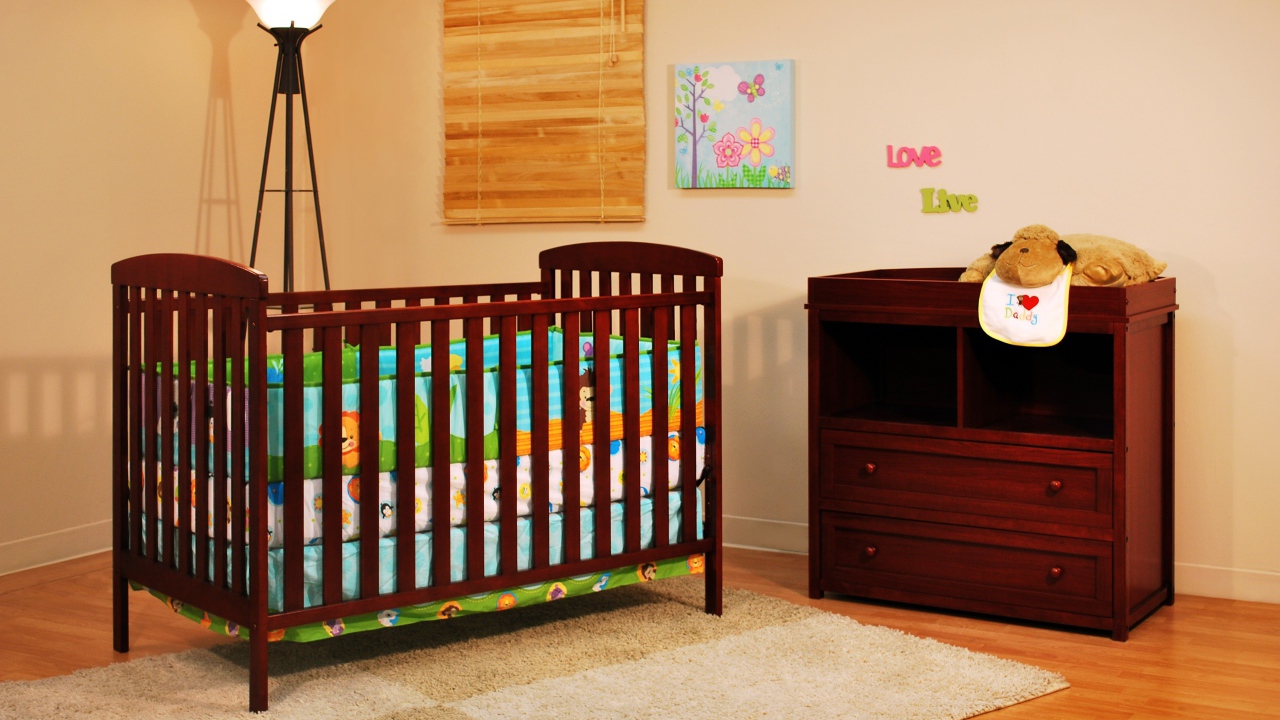 Кровать для грудного ребенка в детской