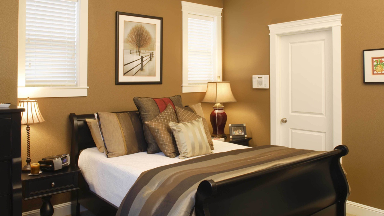 Кровать в спальне