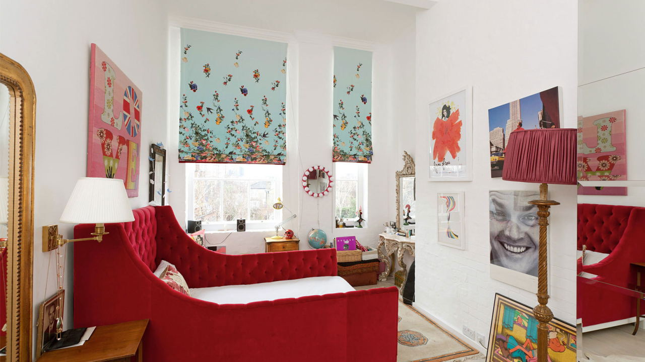 Большая красная кровать в детской