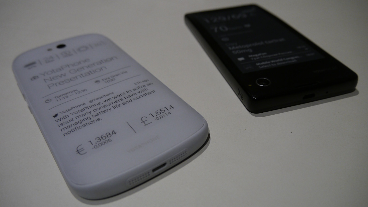 Черный и белый YotaPhone 2