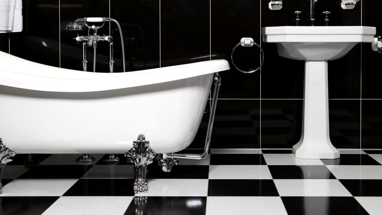Черно белое оформление ванной