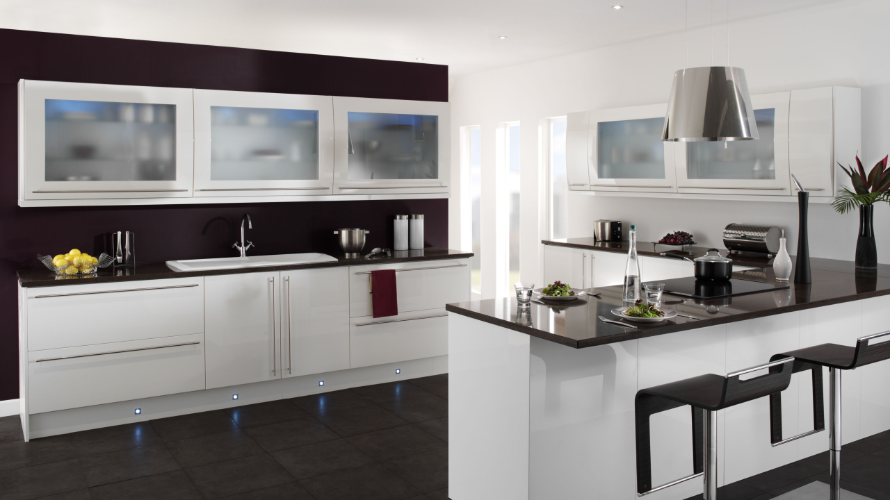 Черно белая мебель на кухне