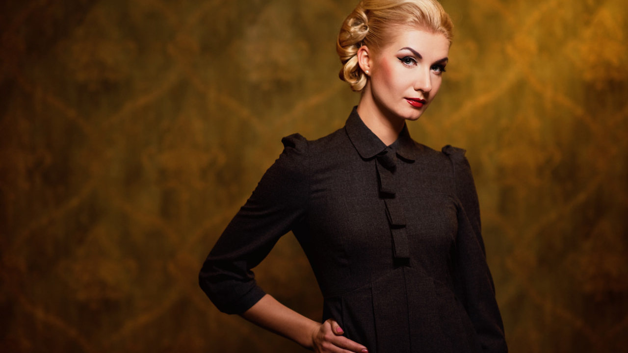 Блондинка на коричневом фоне