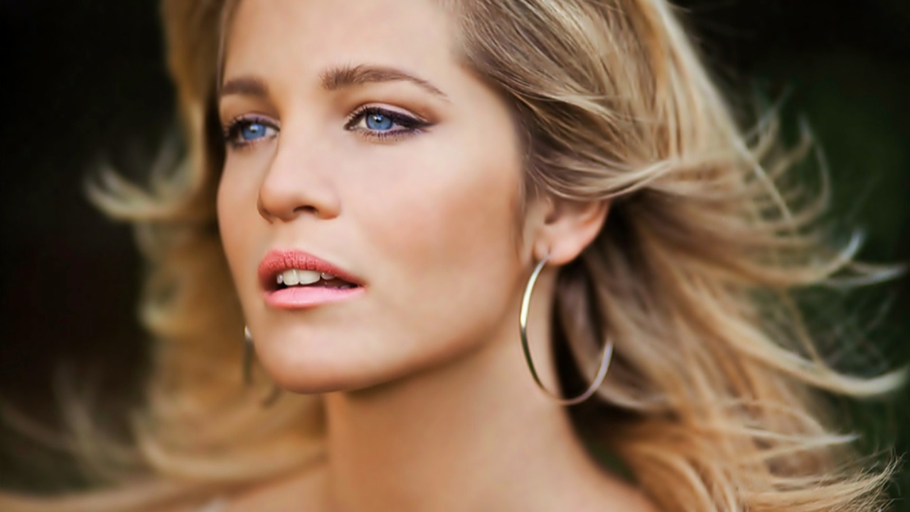 Blue-eyed model Liz Solari