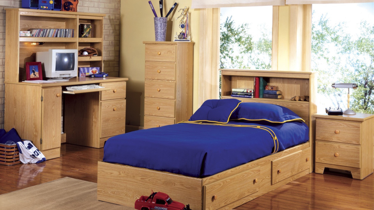 Голубая постель в детской комнате