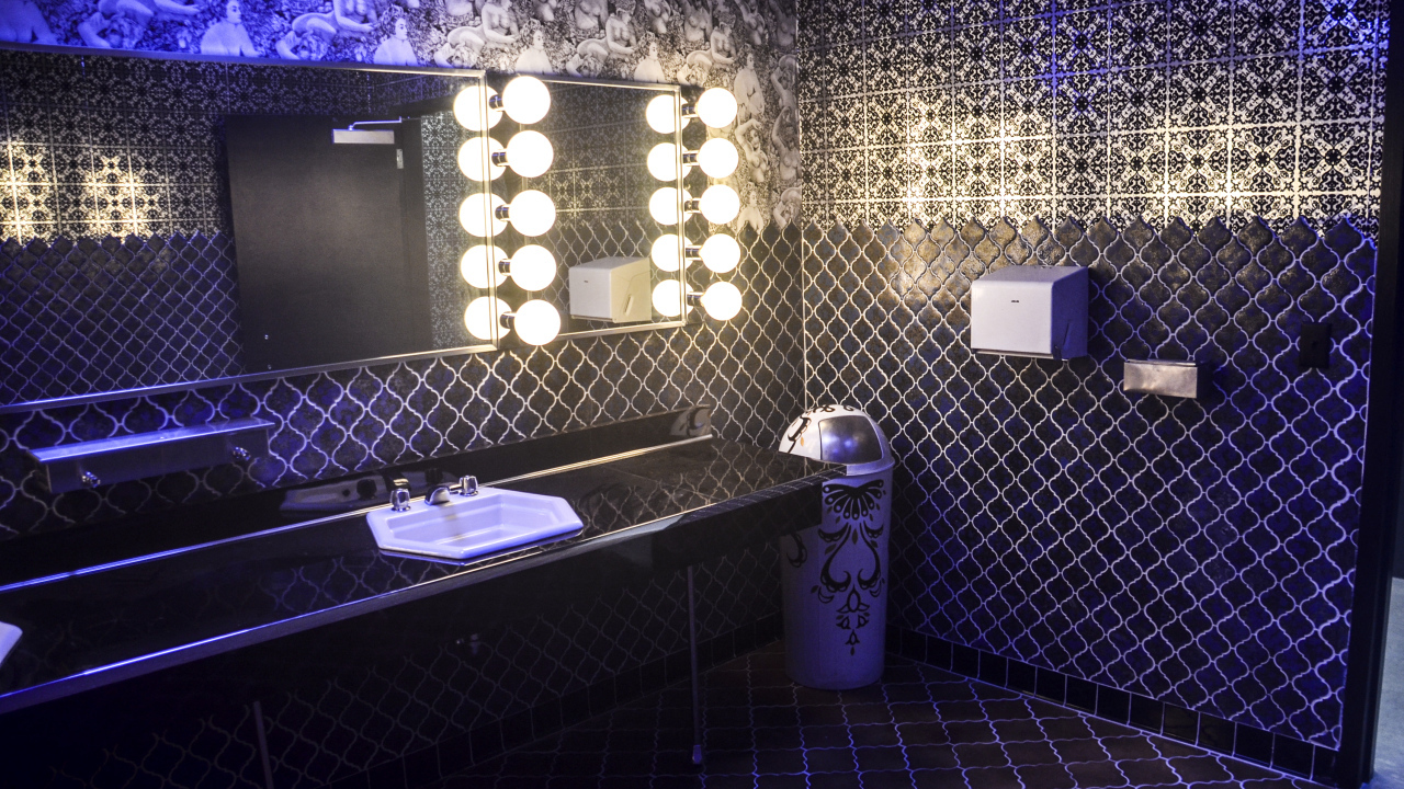 Сине черный кафель в ванной