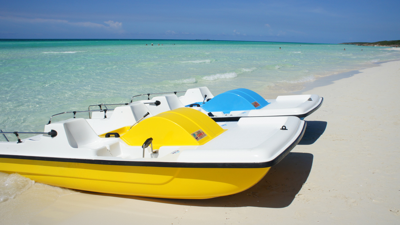 Лодки на пляже на курорте Кайо Санта Мария, Куба