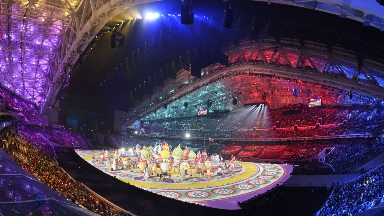 Яркая подсветка на стадионе на открытии Олимпиады в Сочи