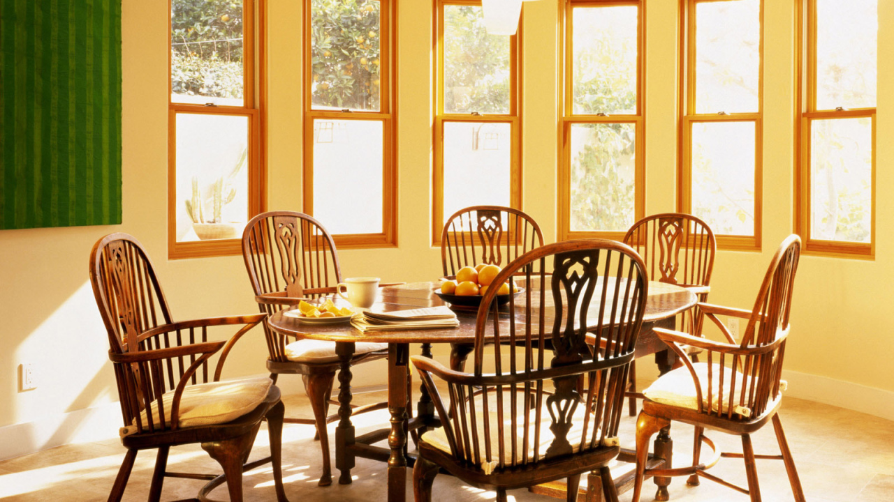 Солнечная яркая столовая