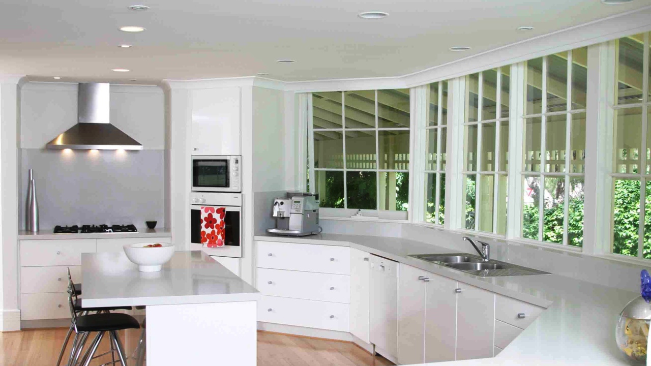 Ярко белая кухня