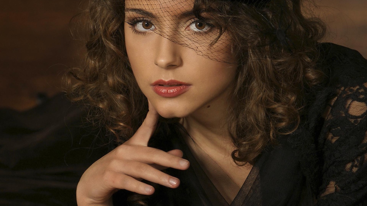 Брюнетка в чёрном платье