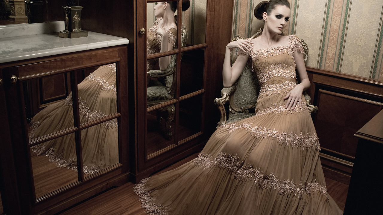 Брюнетка в шикарном платье