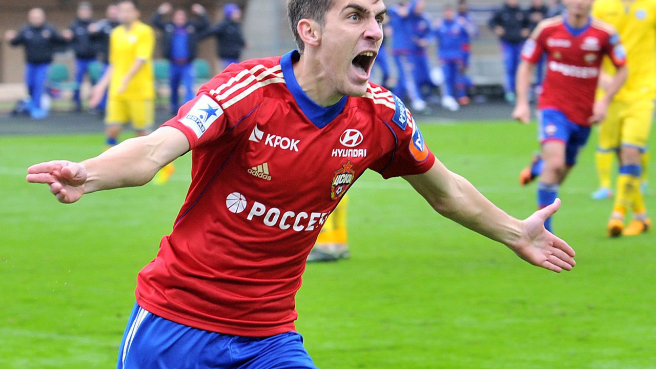 Нападающий ЦСКА Константин Базелюк на поле