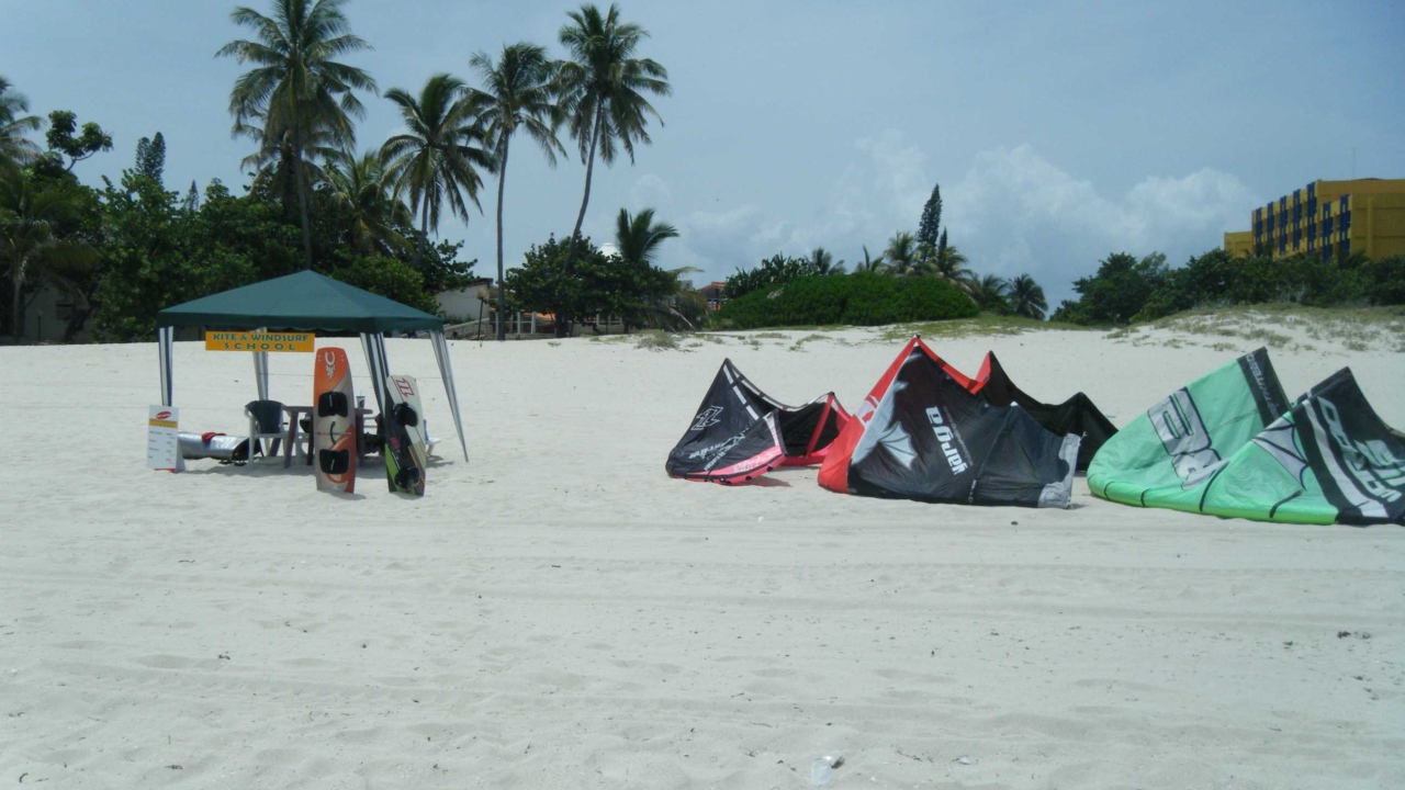 Лагерь серферов на пляже на курорте Кайо Гильермо, Куба