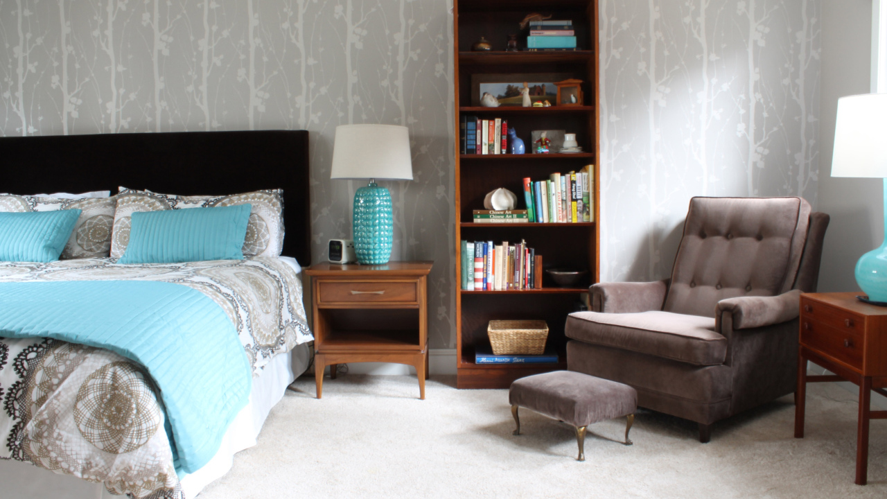 Кресло в спальне