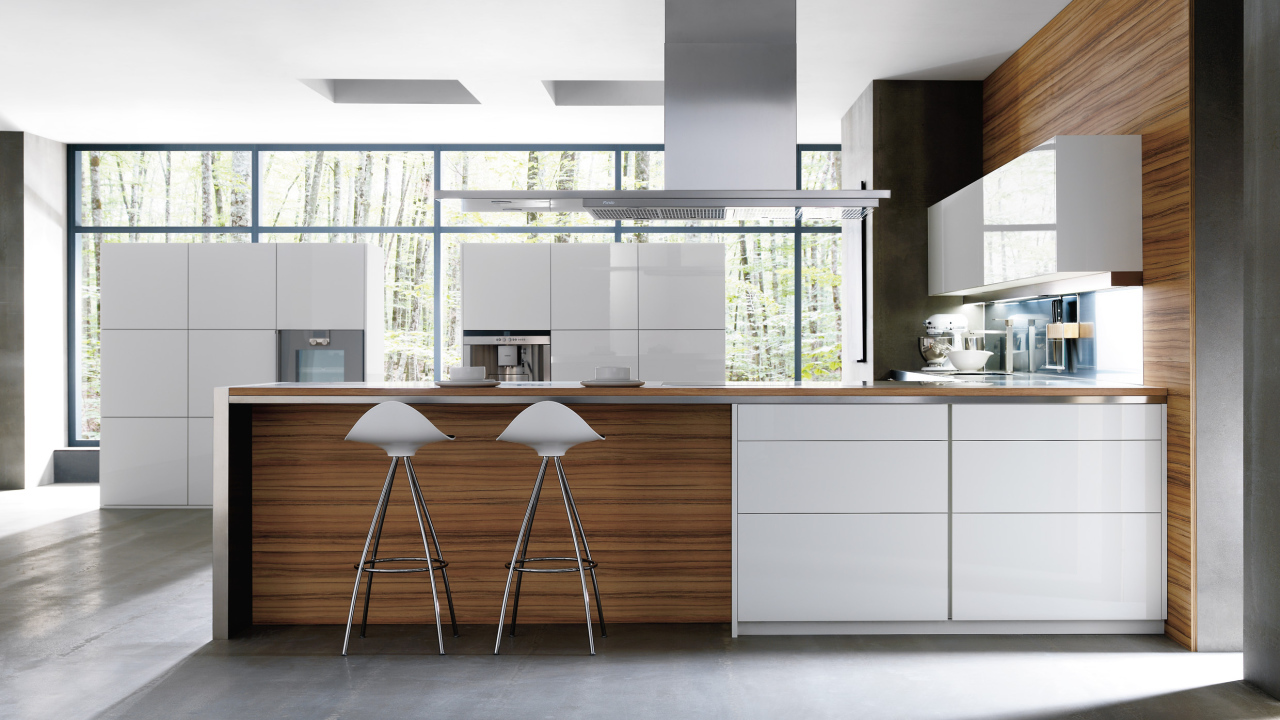 Стулья у стойки в кухне