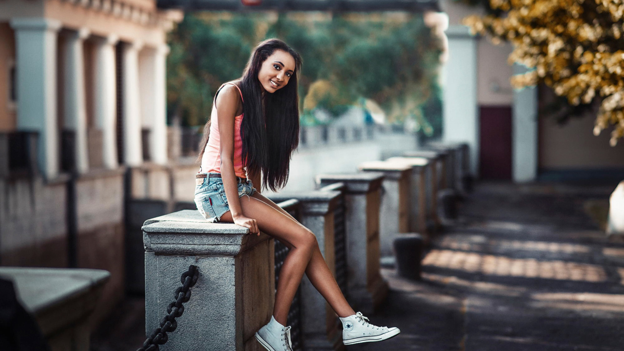 Веселая девушка в кедах