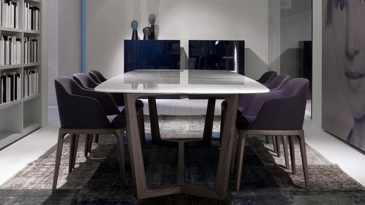 Удобные кресла в столовой