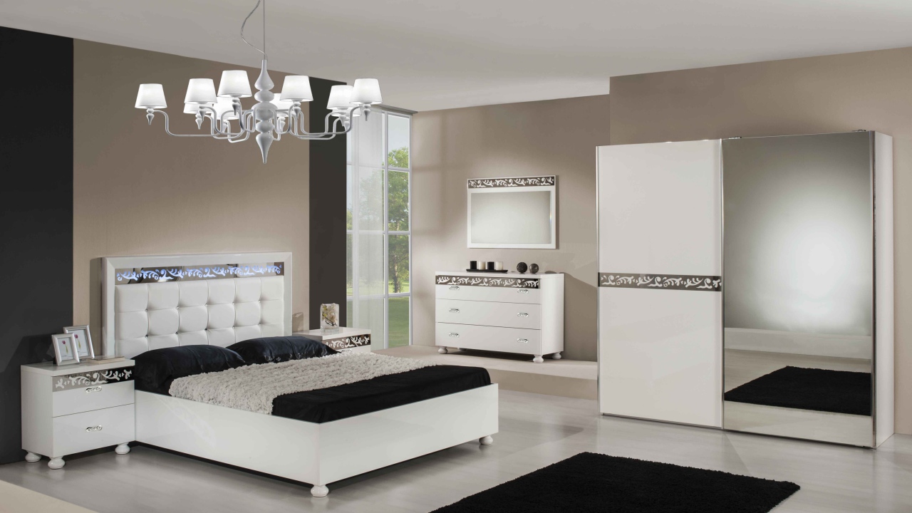 Кремовые стены в спальне