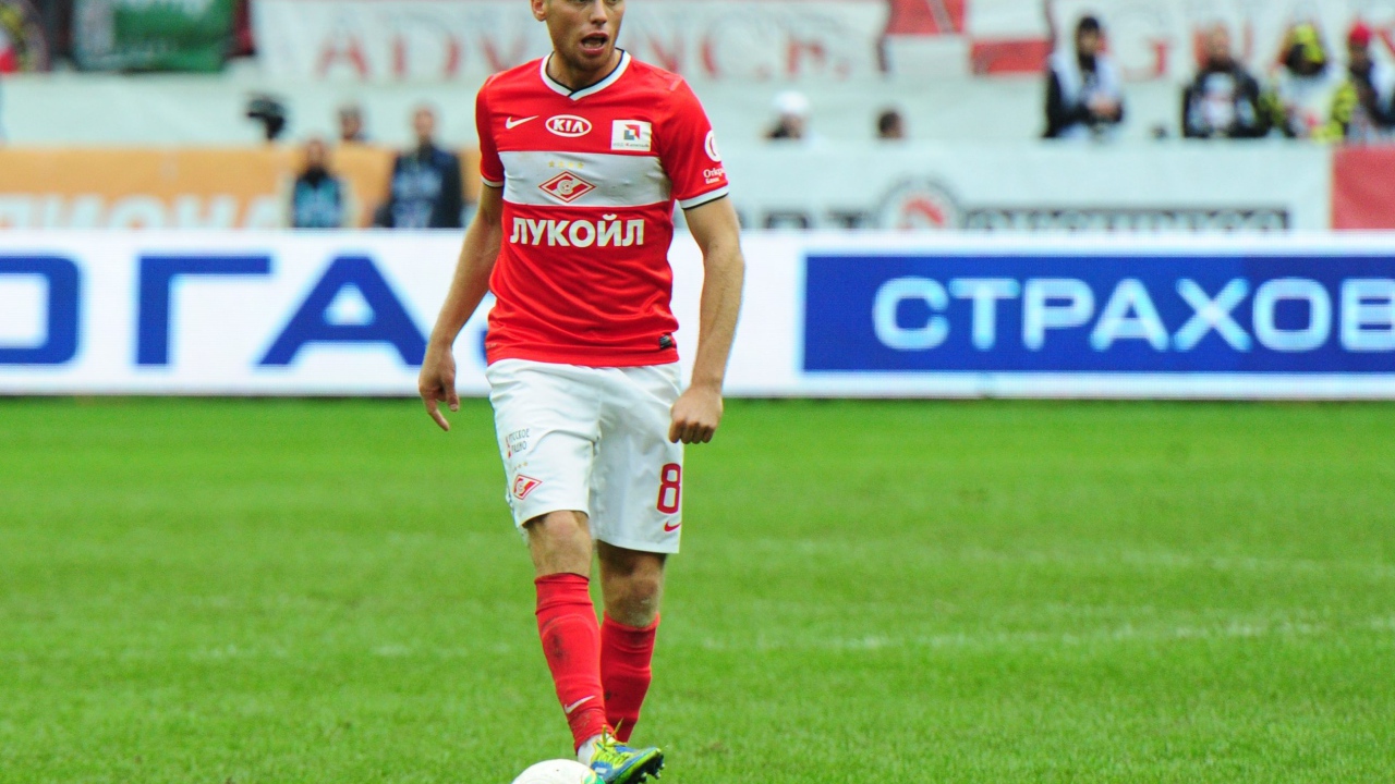 Денис Глушаков полузащитник Спартака с мячом