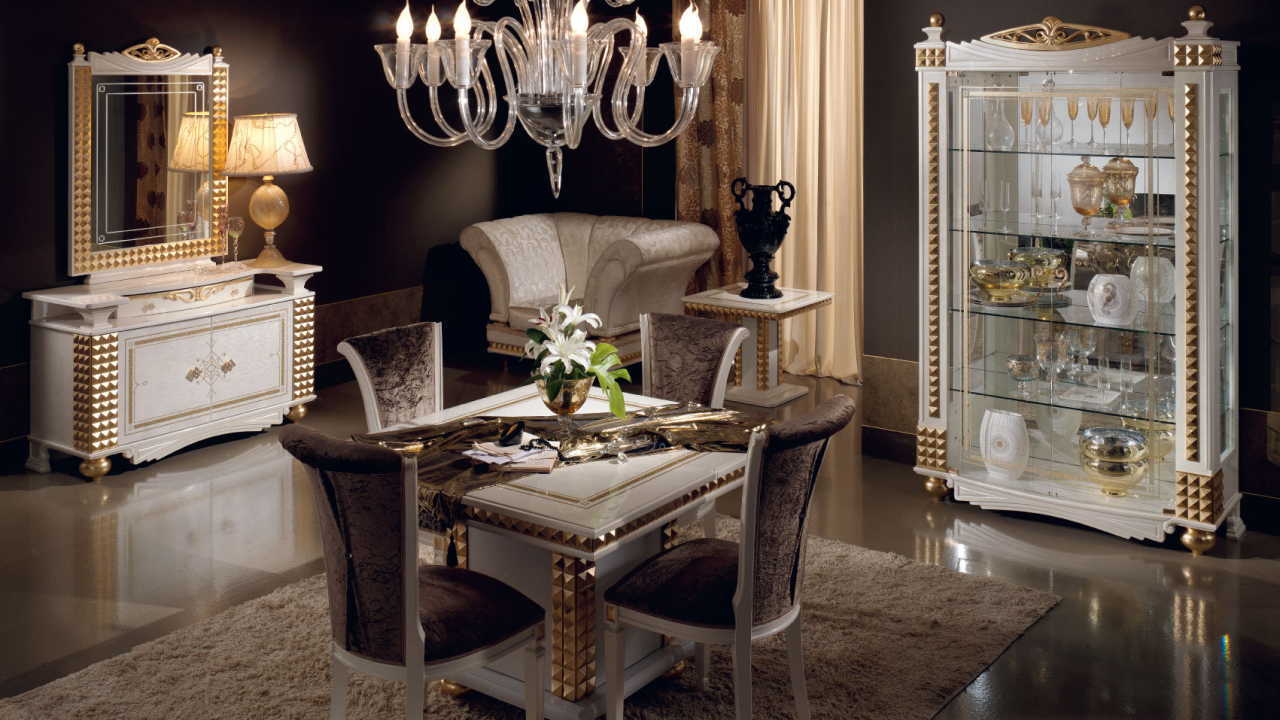 Столовая оформлена в темных тонах