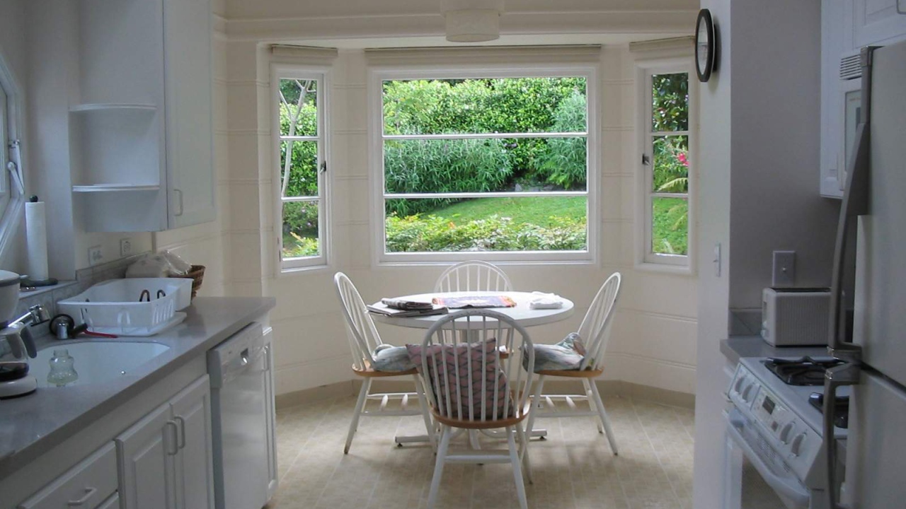 Окна столовой выходят в сад