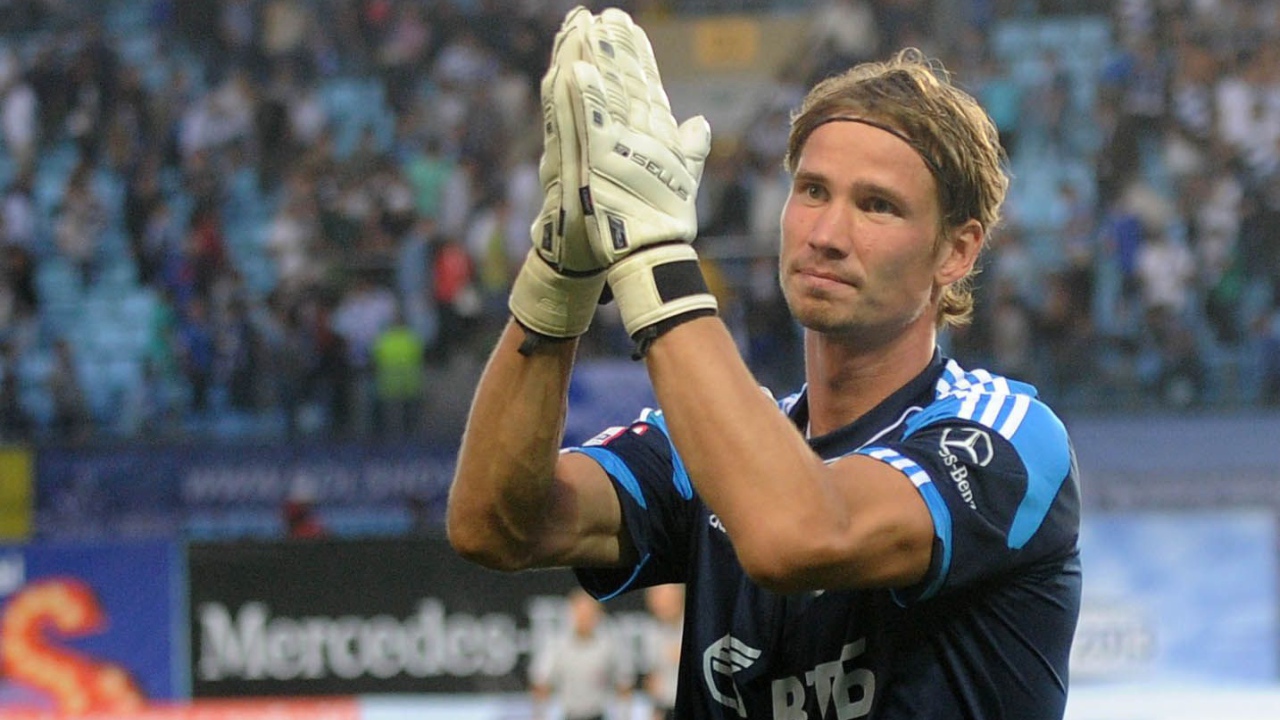 Антон Шунин вратарь Динамо приветствует болельщиков