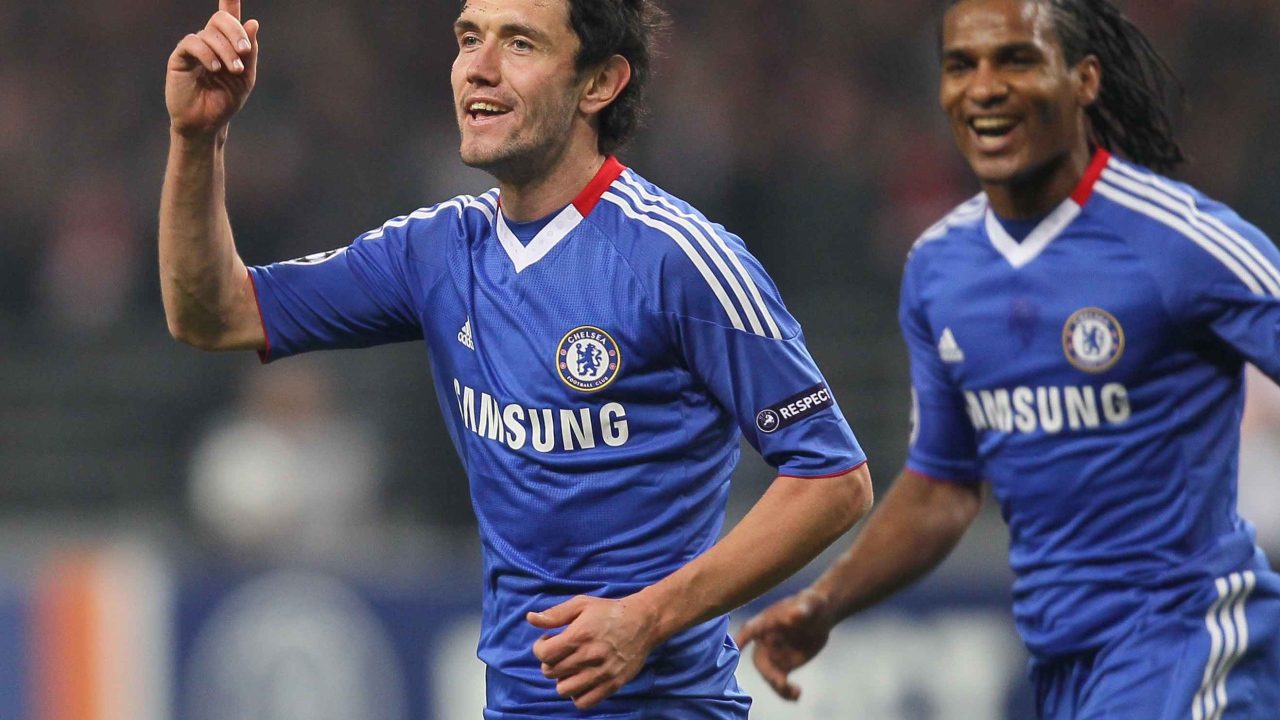 Полузащитник Динамо Юрий Жирков бежит по полю