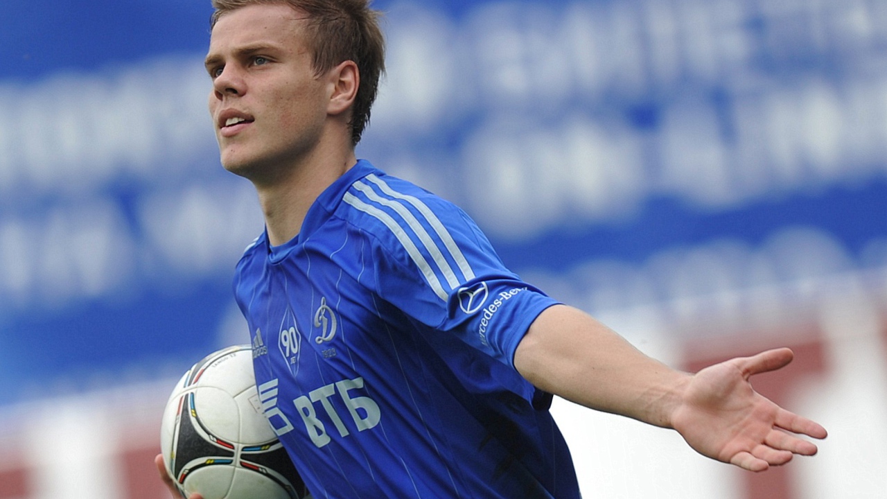 Нападающий Динамо Александр Кокорин с мячом