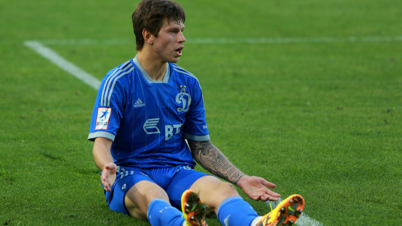 Нападающий Динамо Федор Смолов на поле