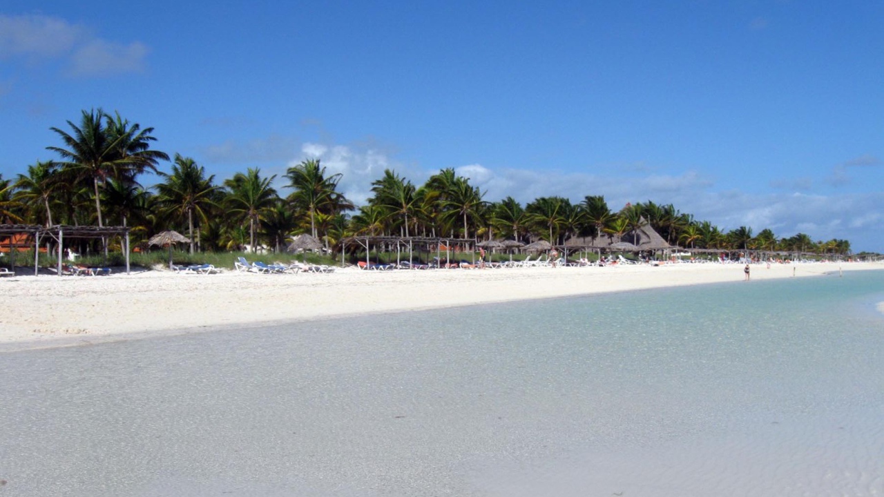 Бескрайний пляж на курорте Кайо Гильермо, Куба