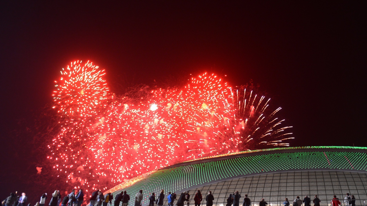 Фейерверк над крышей стадиона на открытии Олимпиады в Сочи